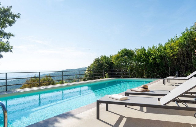 Overlooking Trasimeno lake. Between Umbria and Tuscany. Heatable pool