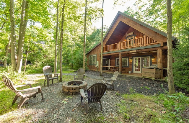 Owl Cabin: Lake Area, Wheelchair Accessible, Indoor Hot Tub, Fire Pit!