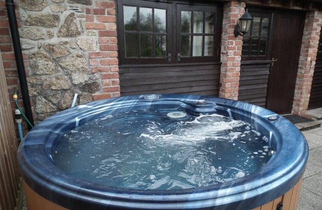 Owls Roost, charming Lakeside cottage with fishing, hot tub sleeps 2
