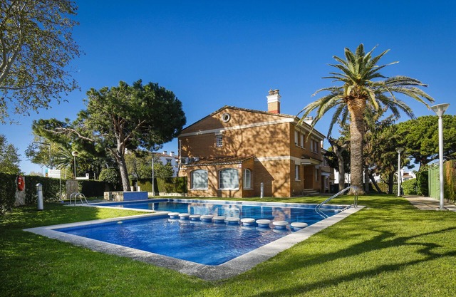 OXFOR - Terraced House with Communal Pool