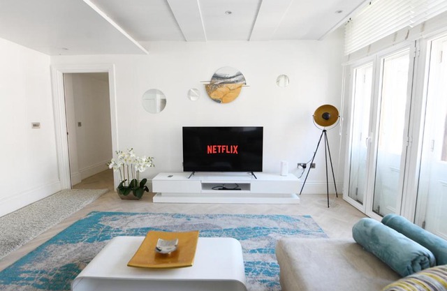 Oxford Street Luxurious 3 Bedroom Apartment