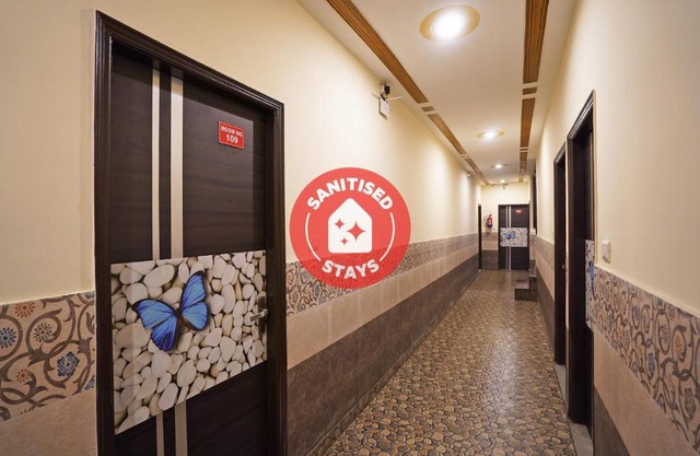 OYO 46922 Qlark White Palace