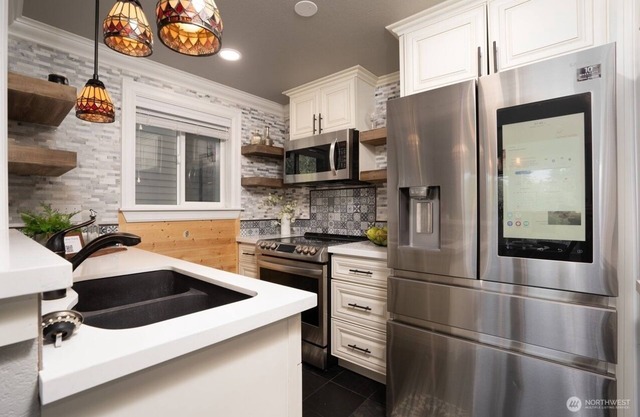 Pacific NW Heaven: Modern, remodeled 3BR/2Bath Pool/Spa/Fitness, & Views!