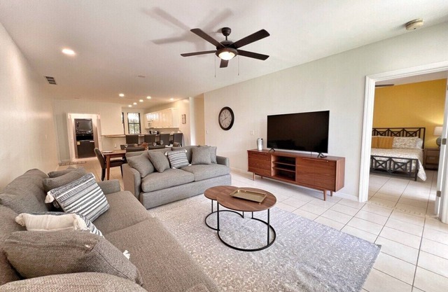 Pacifico L1006 - Corner Condo - Pool & Palm Views