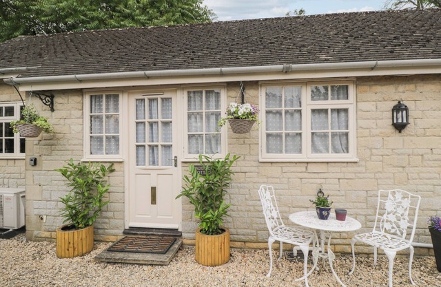 PADDOCK COTTAGE, pet friendly, with a garden in Crudwell