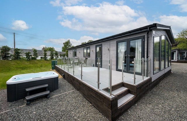 Paddock Lodges| Deluxe 3 Bed(Accessible) Chalet