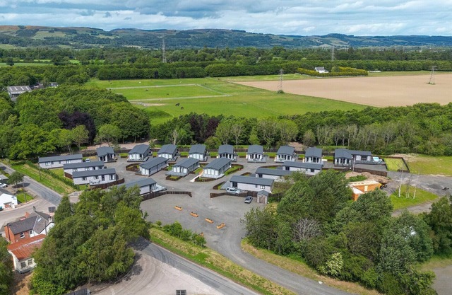 Paddock Lodges| Executive 4 Bed Villa