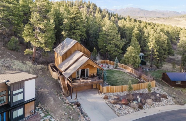 "Pagosa's - Hill Top House" Hot Tub/Pool Table/Decks/Fire Pit/Pet Friendly