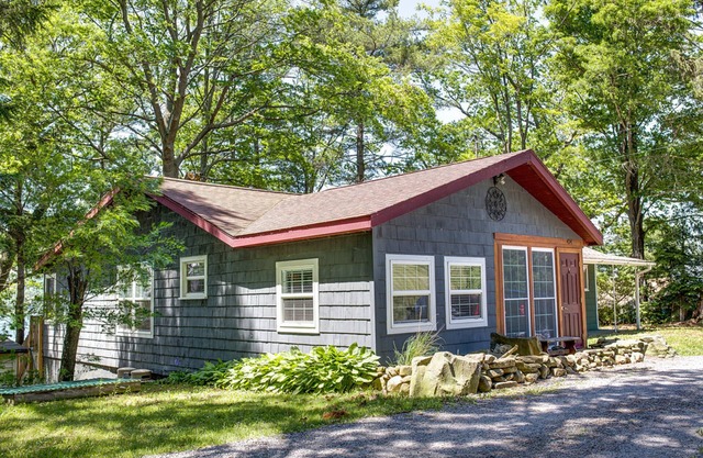 Painted Quail: cozy cottage with private lake access on Lamoka Lake