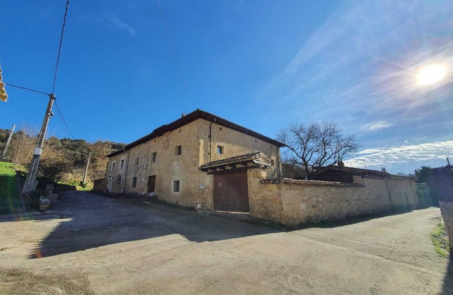 PALACIO CASA RURAL LOS LAMBREQUINES in Villacomparada de Rueda.