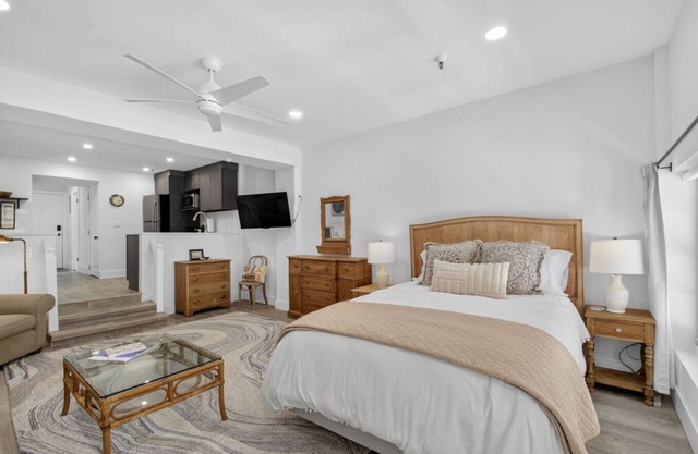 Palm Beach Island Sleeps 3 Renovated Kitchen Pool