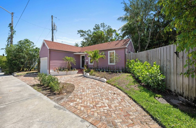 "Palm Beach Paradise: Cozy 1BR + Pool, Minutes to Everything"