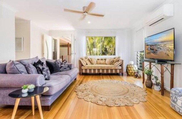 Palm Breeze Hideaway - 3 BR - 1 Min to Shops