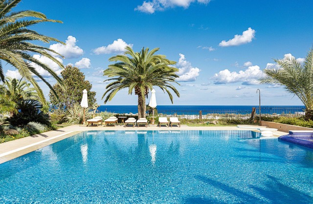 Palm Hill Villa, Royal Retreat - Walking distance to Beach, 130m2 private pool