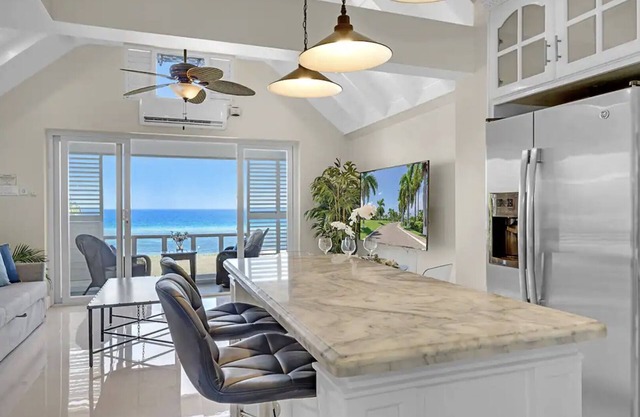 Palm JA SCE22 - Elegant 2 BR w/Pool & Ocean View