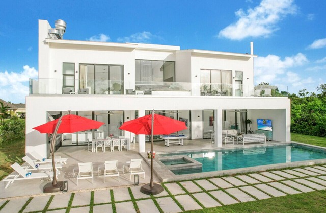 Palmas 16: NEW luxury villa w/pool, Jacuzzi, pool table, full staff & golf cart