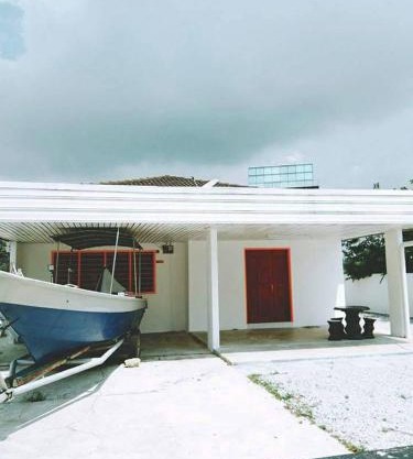 Pandai dickson Banglow white & yellow house