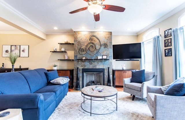 Panoramic City Views with Roof Deck |Free Parking