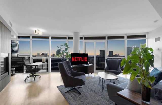 Panoramic CN Tower View - Amazing 3BR - Free Parking