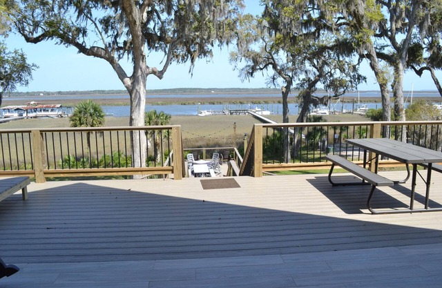 Panoramic river views next to Sunbury Crab Co