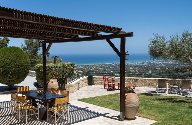 Panoramic sea views! Full privacy and only 4km away from the beach and the city!