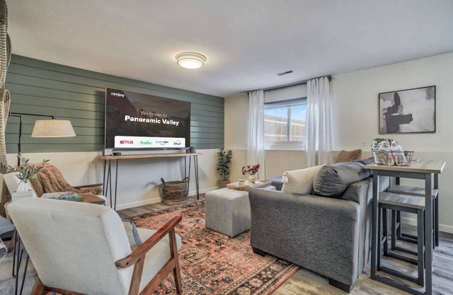 Panoramic Valley! Downtown Basement Suite