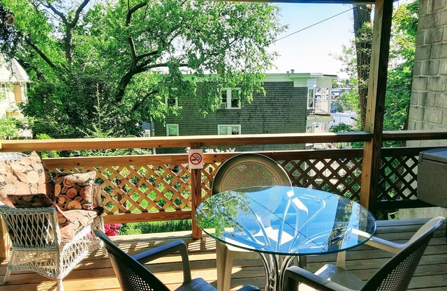 Panoramic view, large deck, ground floor apartment, walk to subway and beach