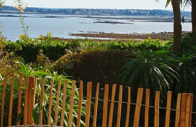 Panoramic view of Morlaix Bay, 50m from the beach.