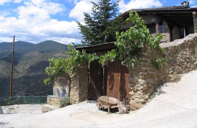 Panoramic views. In a small village in the Pyrenees. Private barbecue.