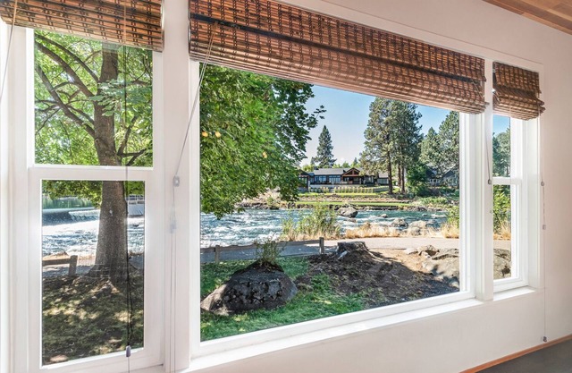 Panoramic views of the rippling Deschutes River w/pool access!