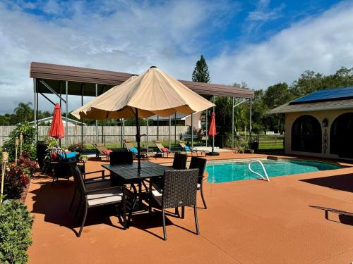 Paradise at Peaceful in Palm BayTiki Bar Pool Spa 4 Bedroom 2 Full Bathrooms 2 half Bathrooms