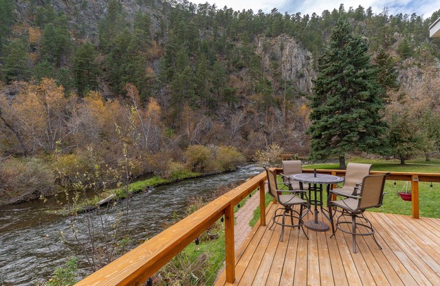Paradise by the Creeks edge, hot tub overlooking creek, bar area w/music BT
