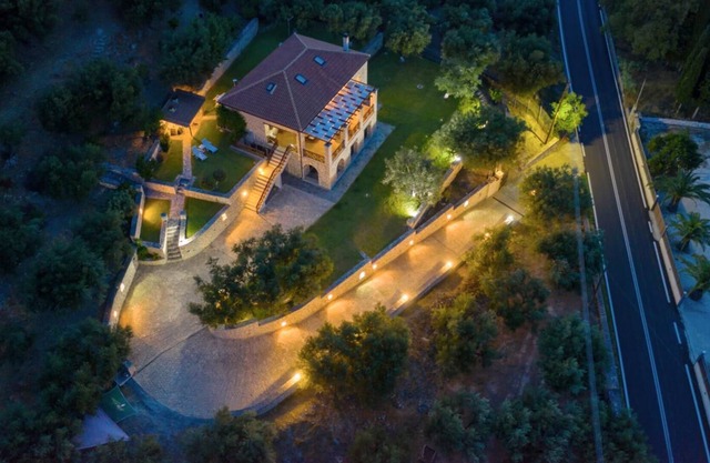 Paradise Home - On the hill!!