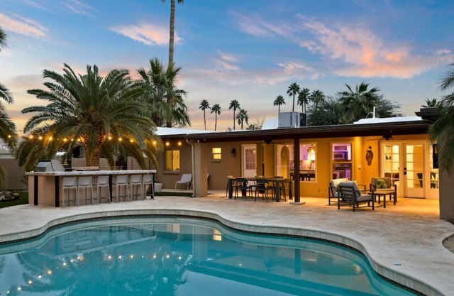 Paradise Palms|Shop+Dine+Shine!