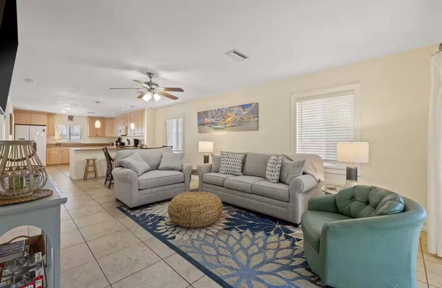 Paradise Way + Walk to Beach’s, Restaurants!