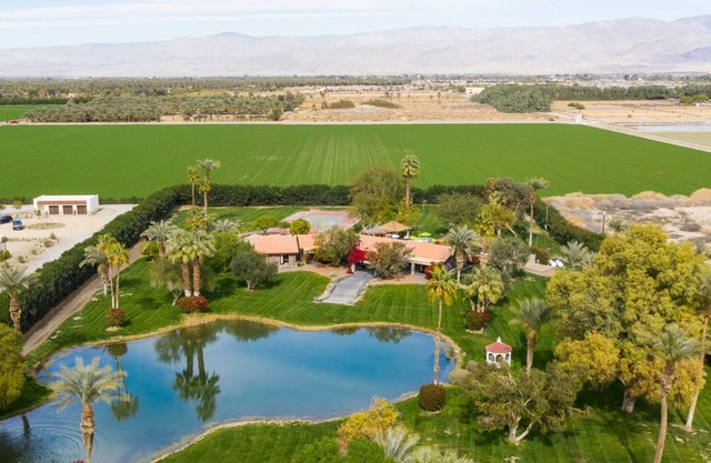 Paradiso by Avantstay Pool, Lake, Fire Pit, & Billiards Room Elegant, Secluded Estate