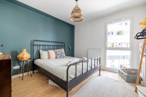 Paris Gem, Modern 2 Bedroom with Terrace, Parking and Metro Access