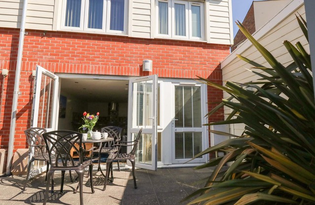 PARK MEWS, family friendly, country holiday cottage in Weymouth
