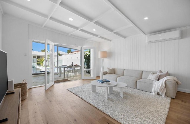 Parkside Pool Retreat - 3BR, Parking, Wi-Fi