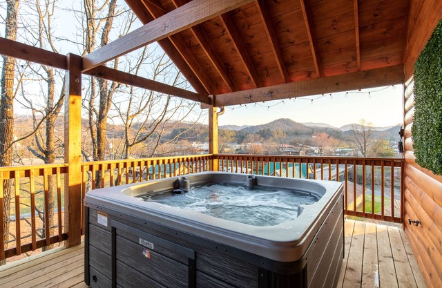 Parkway Paradise w Private Hot Tub