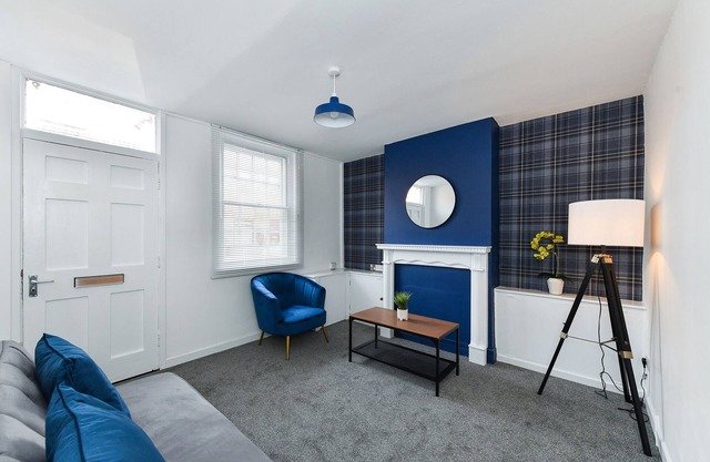 Parliament Street - Modernized 2 bedroom apartment with enclosed garden