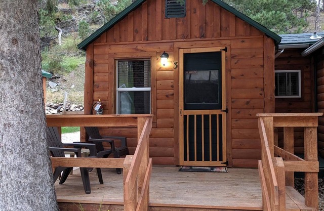 Part of Allen Gulch Cabins. Minutes to Mt. Rushmore, Crazy Horse, Custer, trails