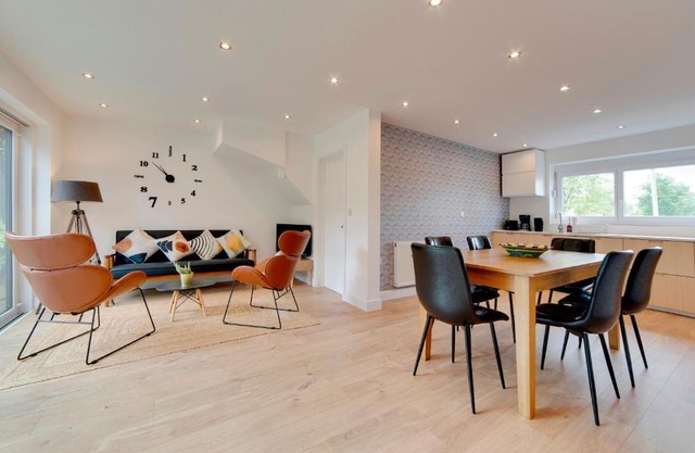 Pass the Keys 49 Byron Square Modern and Spacious 3 Bed Home with Free Parking