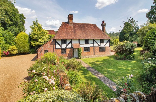 Pass the Keys | Beautiful Countryside Cottage