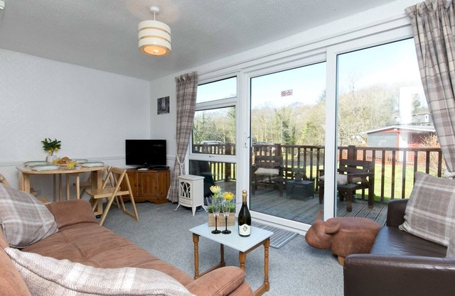 Pass the Keys | Comfortable 2 Bed Riverside Chalet near Snowdonia