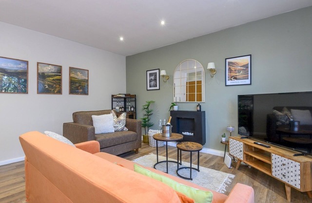 Pass the Keys | Family Friendly home in Baildon Court-Free Parking