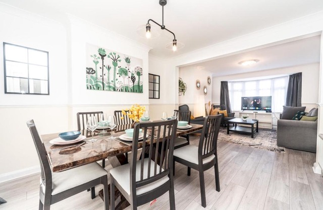 Pass the Keys Spacious 4 Bed House Free Parking Near Station