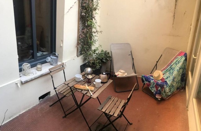 PATIO private. QUIET ground floor, in the CENTER of Bordeaux. Elegant decoration