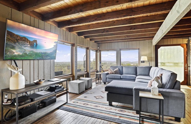 Payson perfection. Vast views. Pickleball courts!