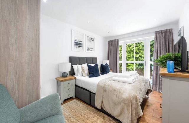PBC | Large Studio w/Patio in Bayswater (LS4)